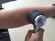 Sanità su misura Dermatoscope medico tenuto in mano per ispezione della pelle